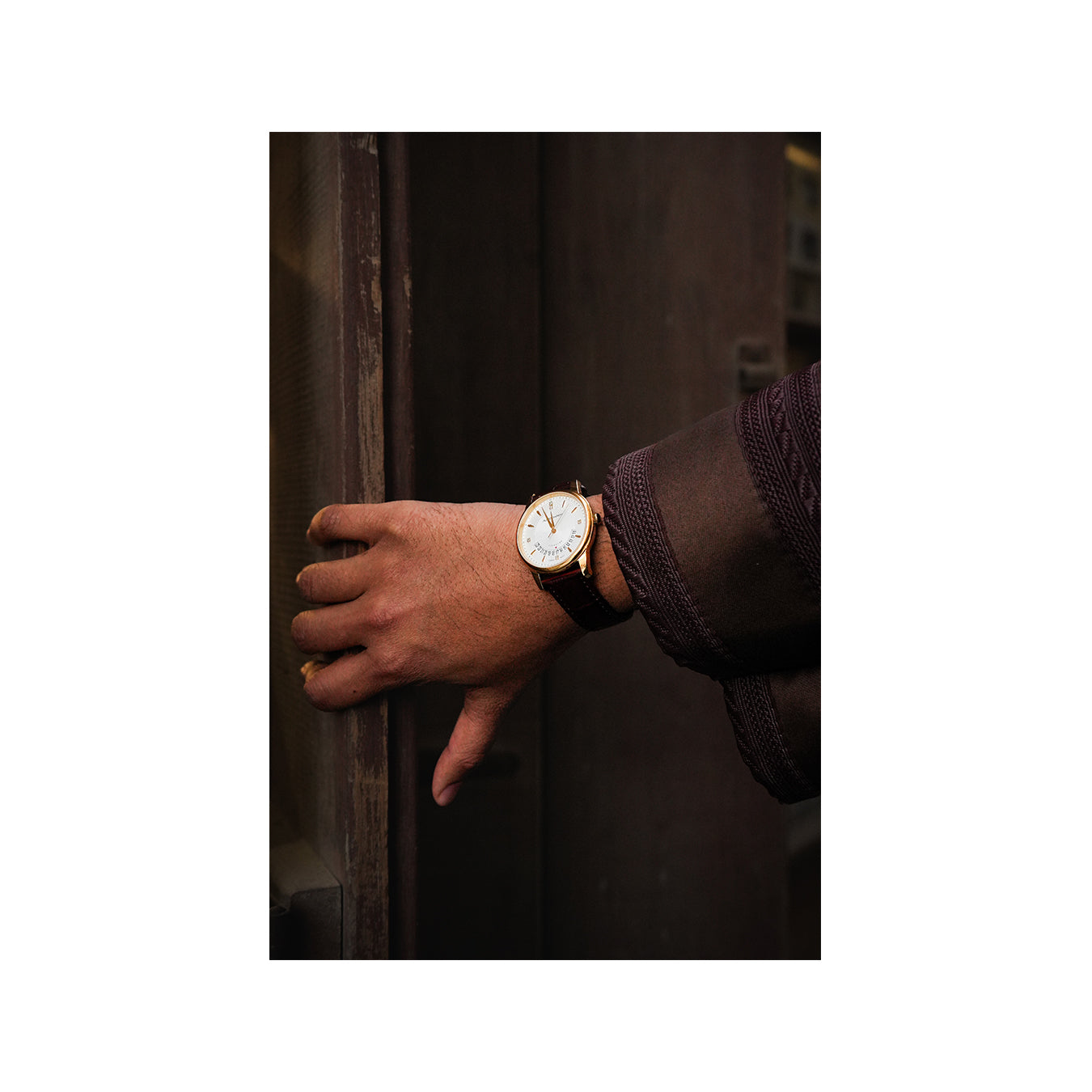 Aurochron Elegant Gents Watch – White Dial – Gold Case – Brown Leather Strap – Date Indicator – Sapphire Quartz Aurochron Elegant Gents Watch – White Dial – Gold Case – Brown Leather Strap – Date Indicator – Sapphire Quartz